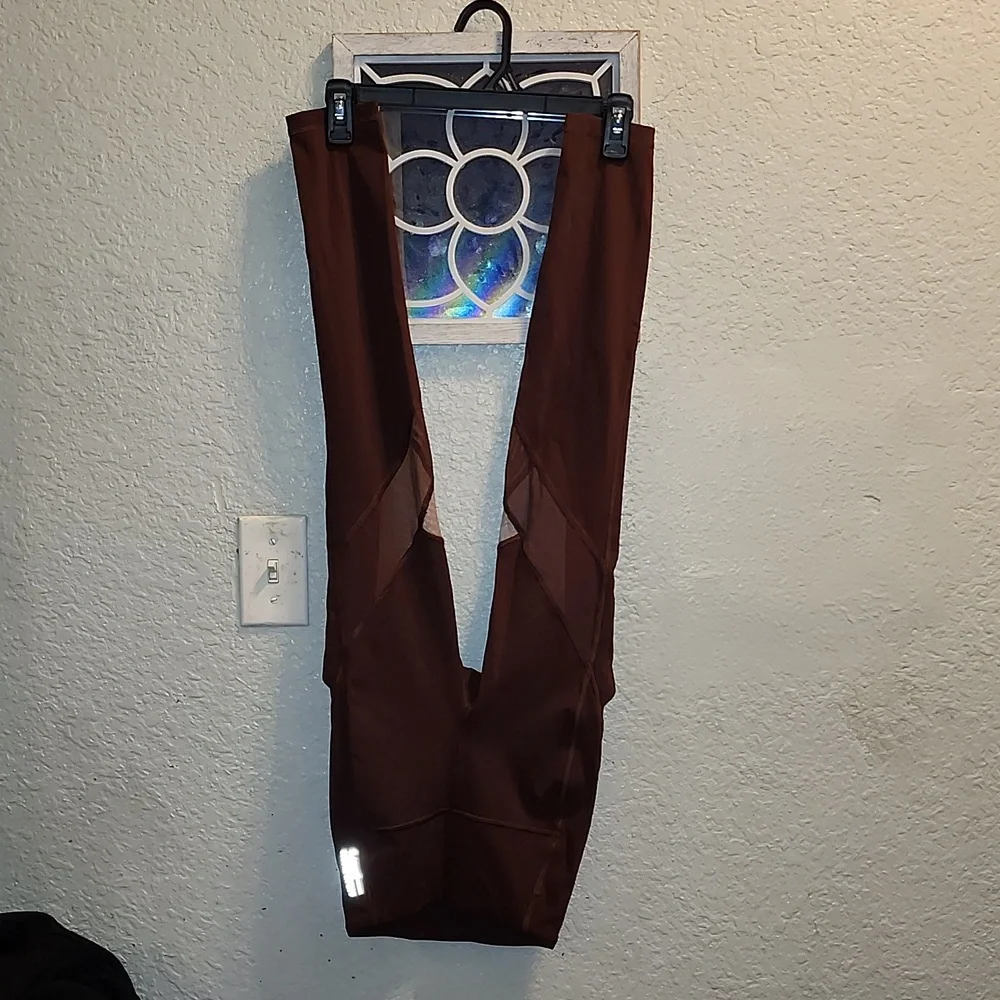 Lululemon maroon leggings LIKE NEW Size 0 - Picture 3 of 4